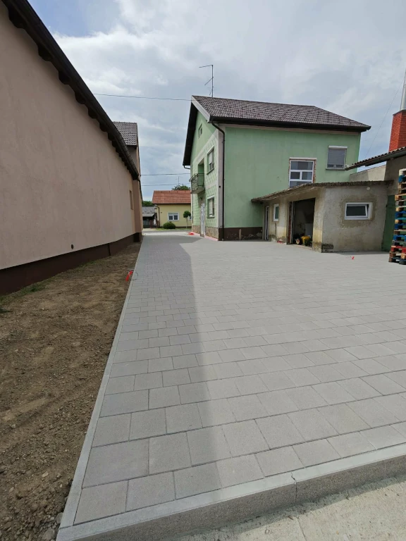 postava rubnjaka i tlakavaca u dvorištu